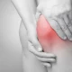 Découvrez des méthodes naturelles pour soulager la douleur de l'arthrose du genou et favoriser la régénération. Apprenez comment apaiser les douleurs articulaires liées à l'arthrose du genou et trouver des solutions pour soulager vos symptômes.