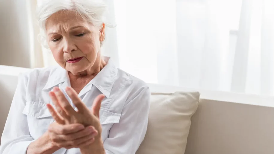 Les symptômes de l’arthrose des doigts comprennent des douleurs au niveau des articulations des doigts, l’apparition de kystes (excroissances) sur les doigts, des déformations des articulations et une raideur qui rend les mouvements des doigts difficiles.